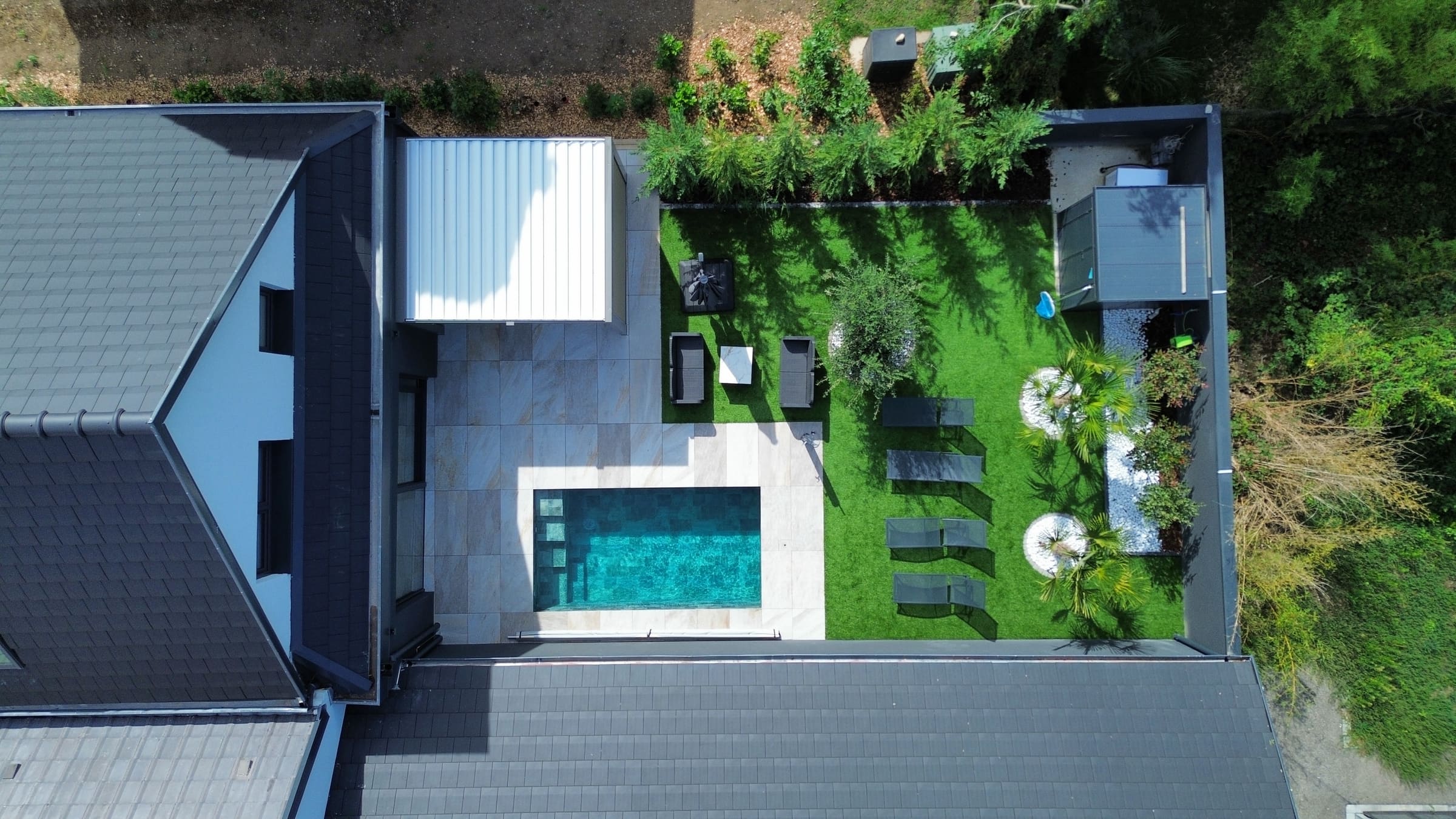 Vue aérienne verticale de la villa, de la piscine et du jardin