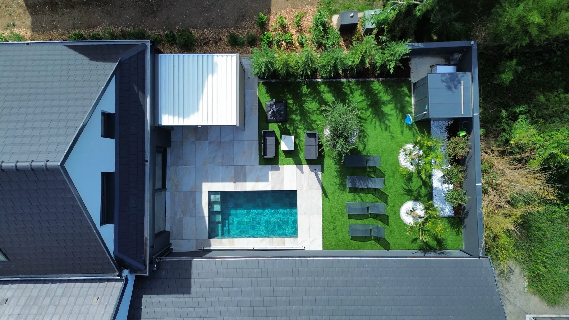 Vue aérienne verticale de la villa, de la piscine et du jardin