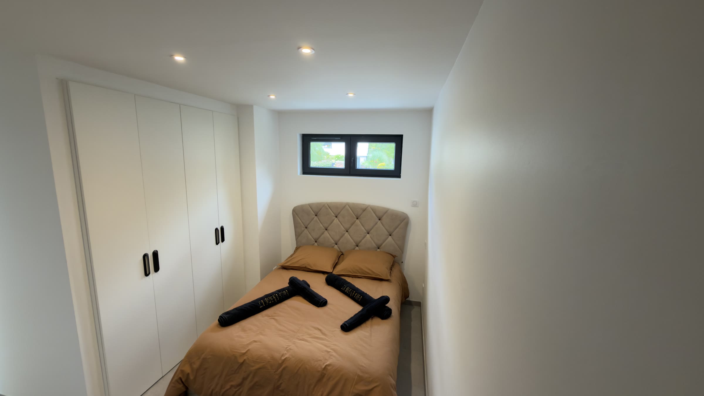 La suite de plain-pied, lit double en lin terracotta