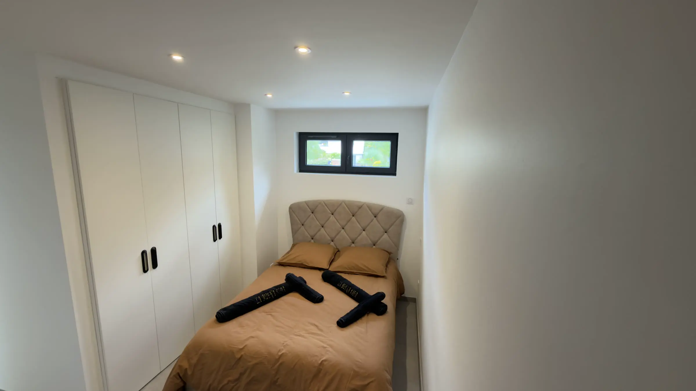 La suite de plain-pied, lit double en lin terracotta