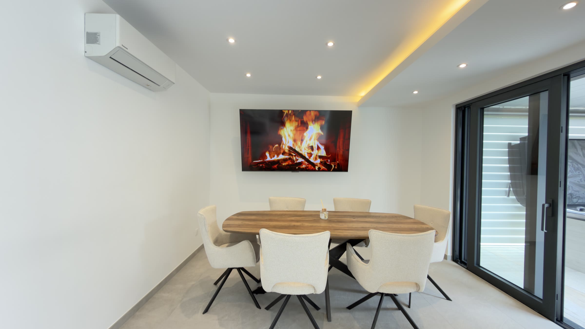 La salle à manger et sa table ovale en bois