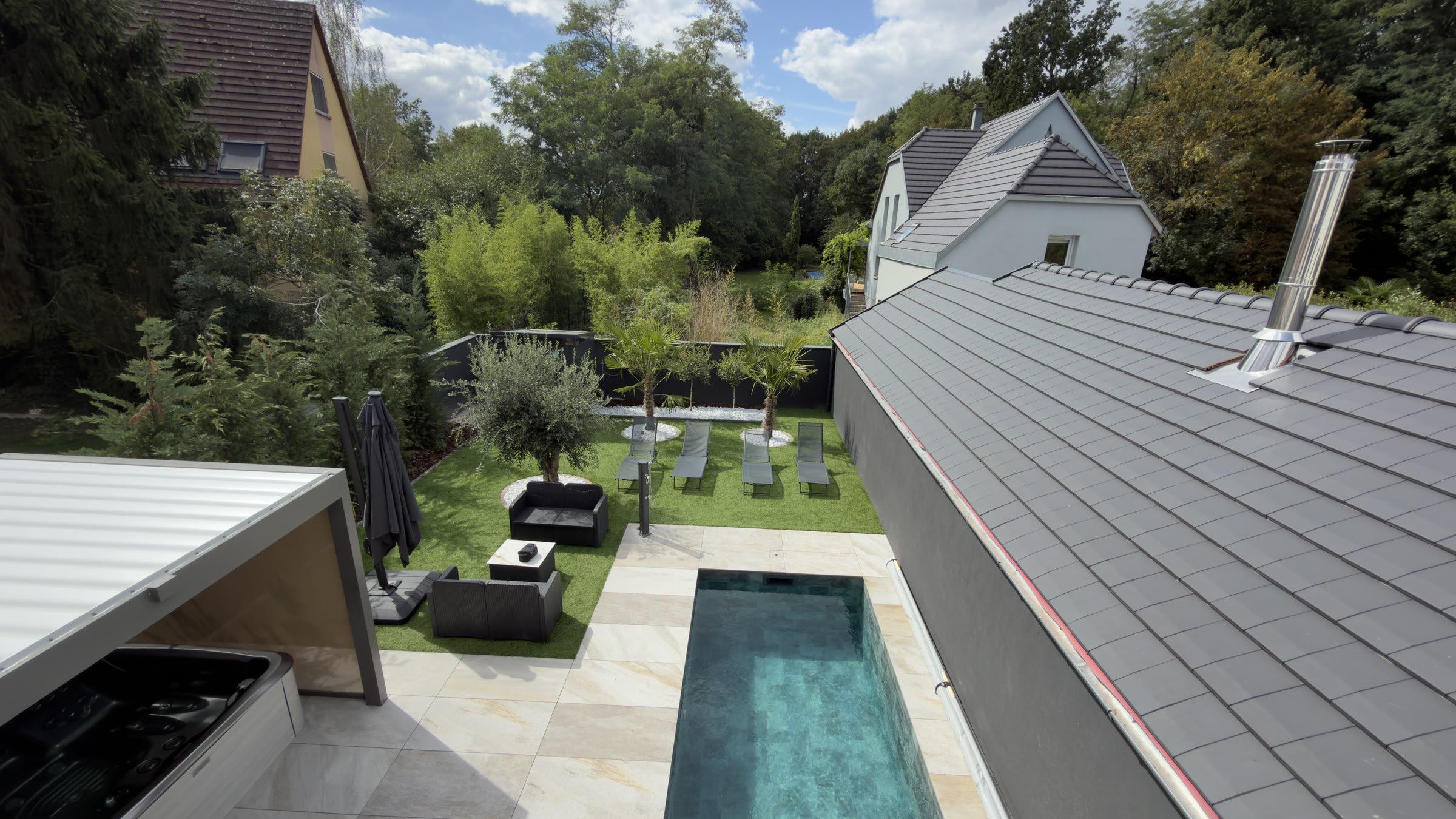 Le jardin clos et la piscine de la villa, cadre d'un EVJF pr&egrave;s de Strasbourg