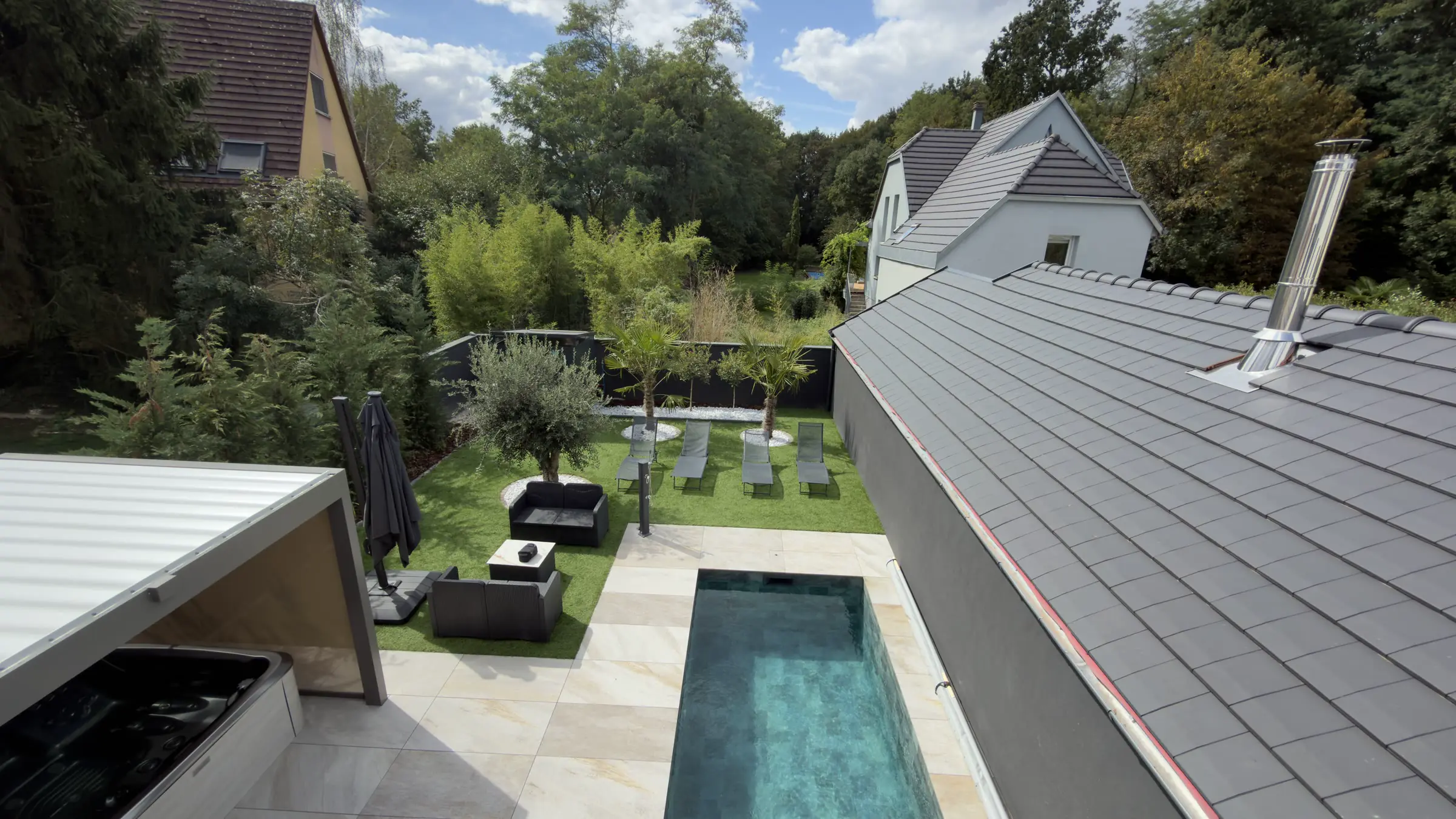 Le jardin clos et la piscine de la villa, cadre d'un EVJF pr&egrave;s de Strasbourg