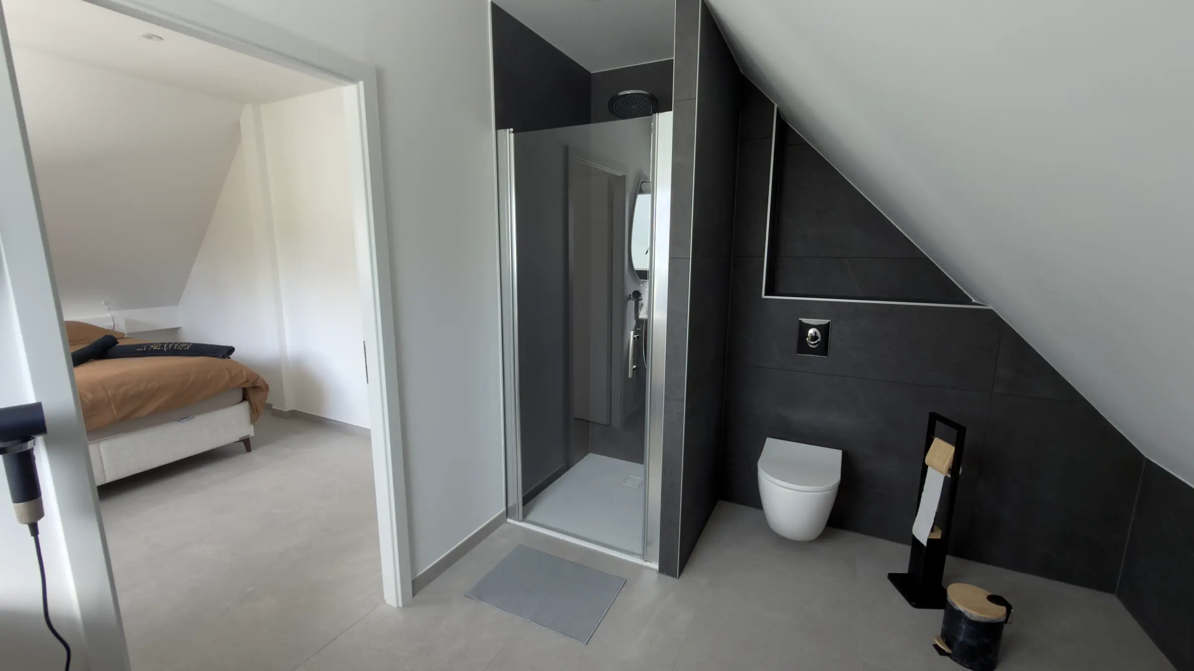 La salle d'eau de la suite parentale, douche et WC